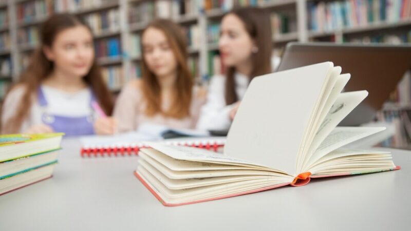 Rodzinne czytanie bajki „Jaś i Małgosia” – weź udział w konkursie!